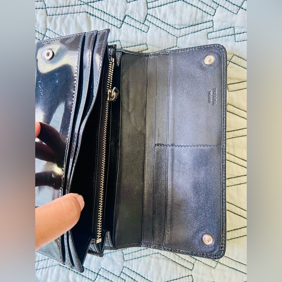 Prada SAFFIANO Patent Black Wallet with Flower Motif - Picture 3 of 3